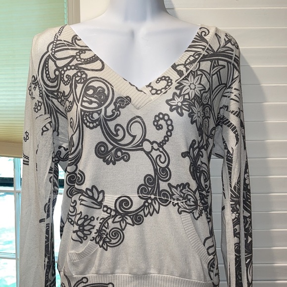 Hooded gray/white knit top - Picture 2 of 8